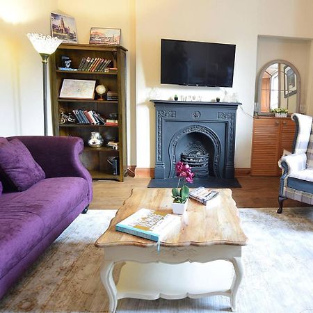 Joivy Classic Apt With Castle Views In Old Town エディンバラ エクステリア 写真