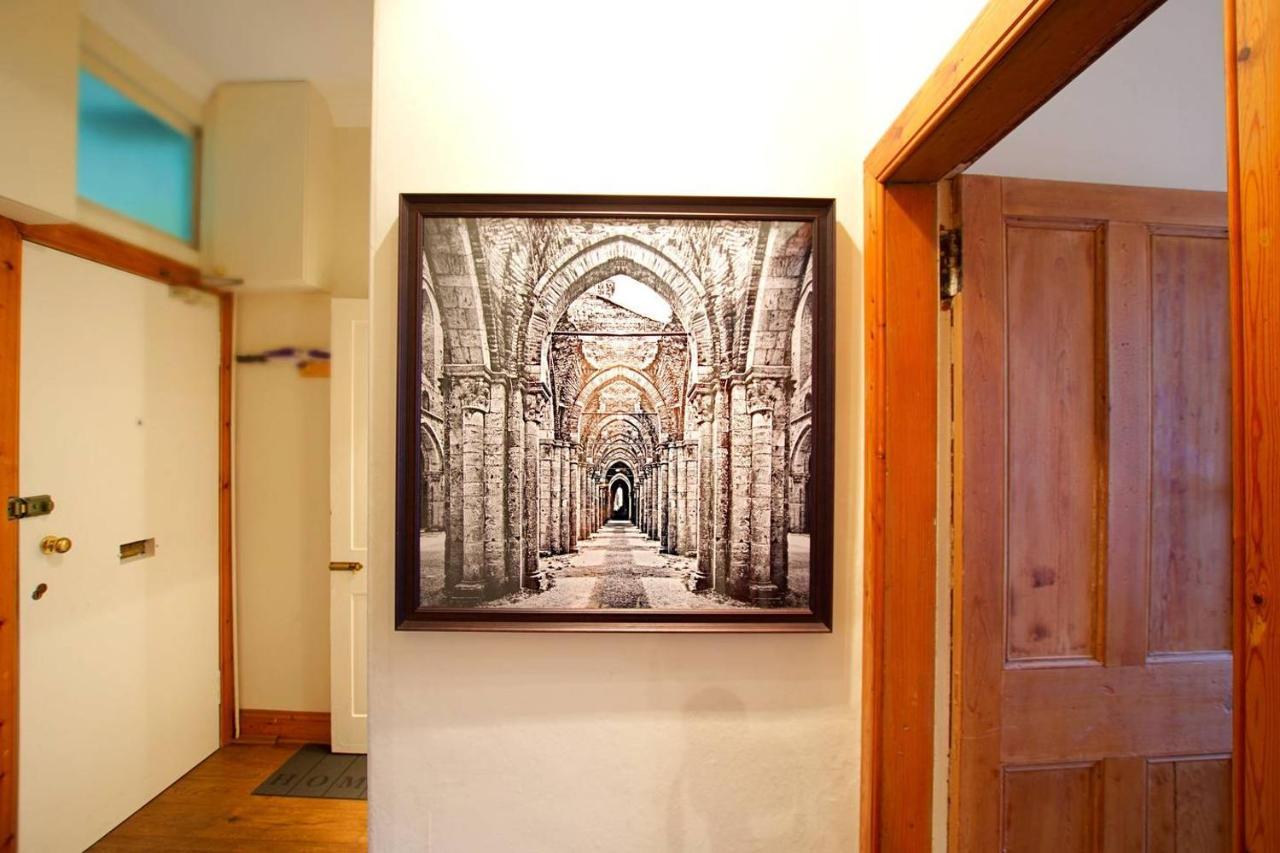 Joivy Classic Apt With Castle Views In Old Town エディンバラ エクステリア 写真