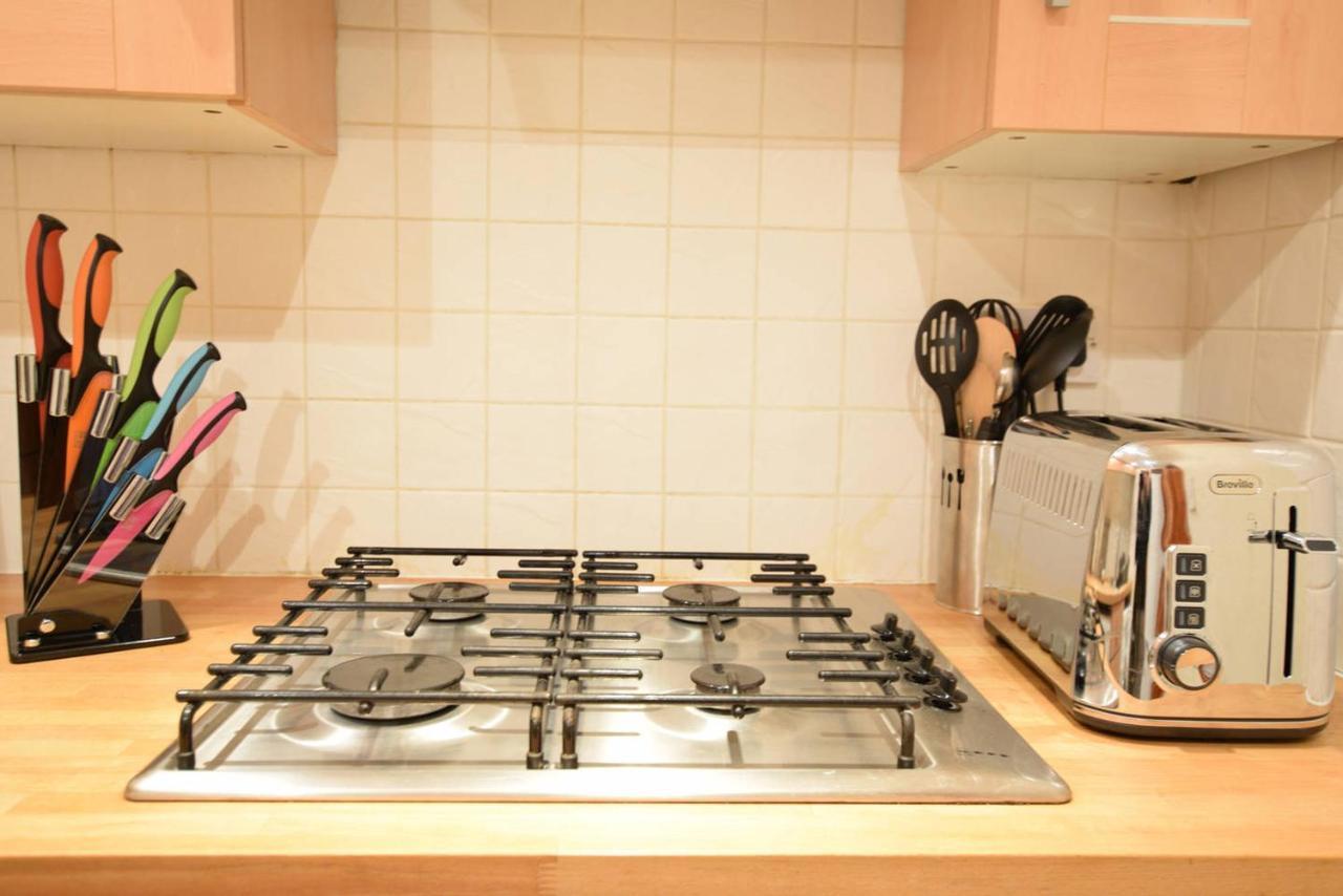 Joivy Classic Apt With Castle Views In Old Town エディンバラ エクステリア 写真