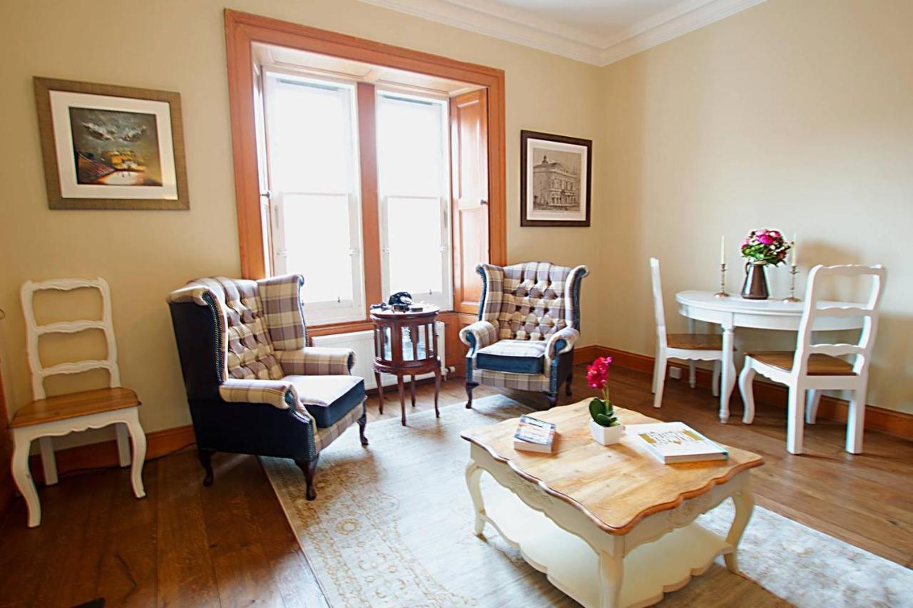 Joivy Classic Apt With Castle Views In Old Town エディンバラ エクステリア 写真