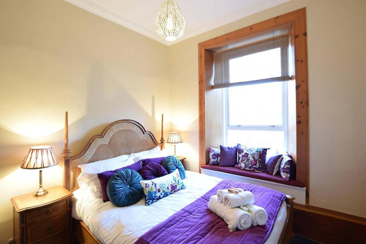 Joivy Classic Apt With Castle Views In Old Town エディンバラ エクステリア 写真
