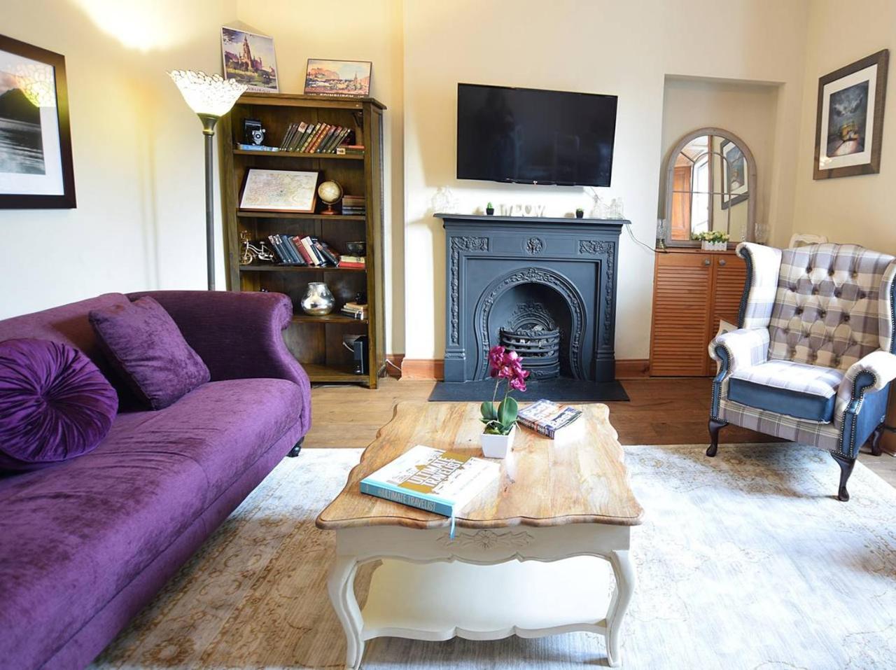 Joivy Classic Apt With Castle Views In Old Town エディンバラ エクステリア 写真
