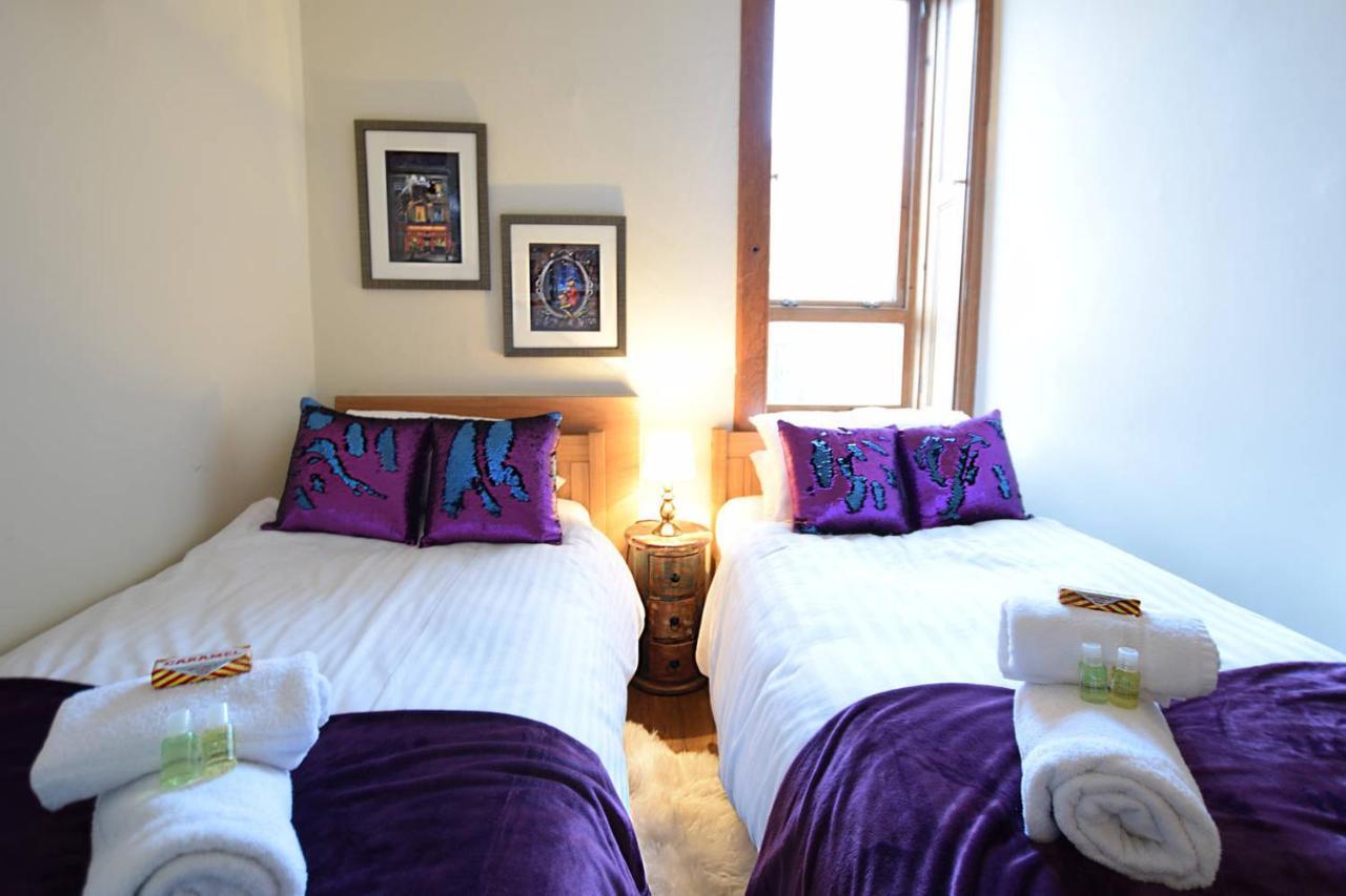 Joivy Classic Apt With Castle Views In Old Town エディンバラ エクステリア 写真