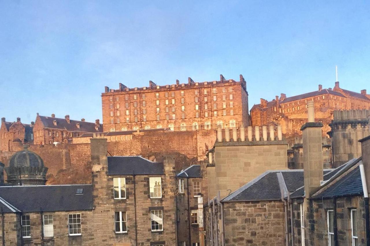 Joivy Classic Apt With Castle Views In Old Town エディンバラ エクステリア 写真