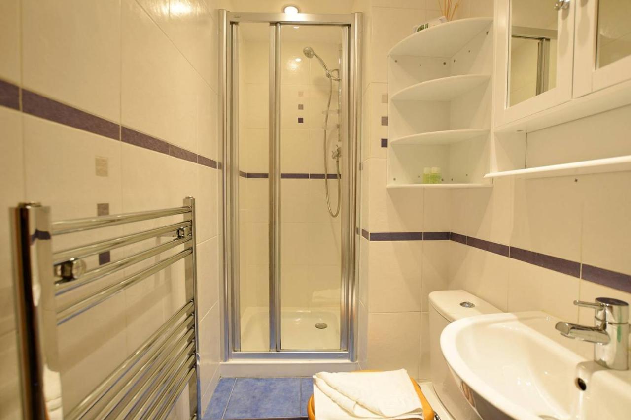 Joivy Classic Apt With Castle Views In Old Town エディンバラ エクステリア 写真