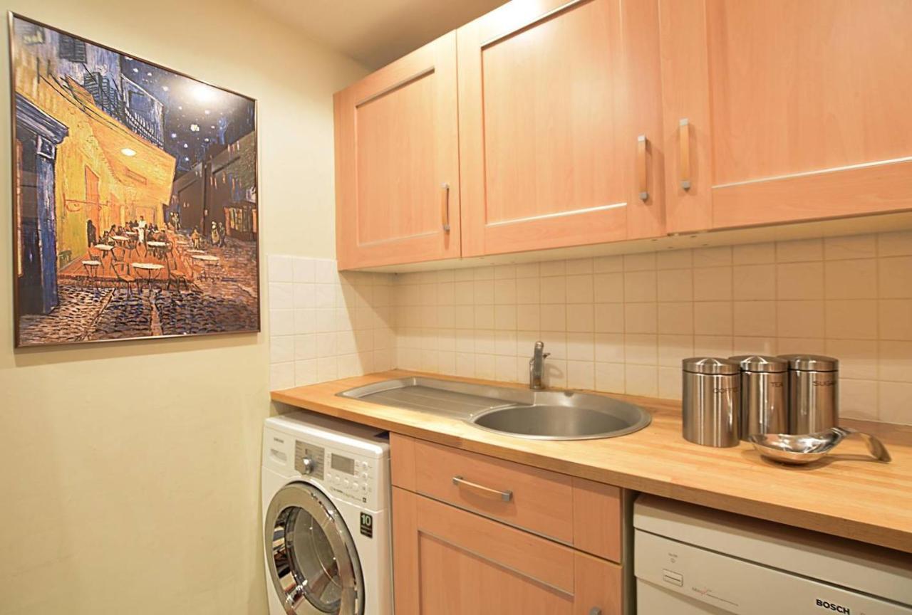 Joivy Classic Apt With Castle Views In Old Town エディンバラ エクステリア 写真